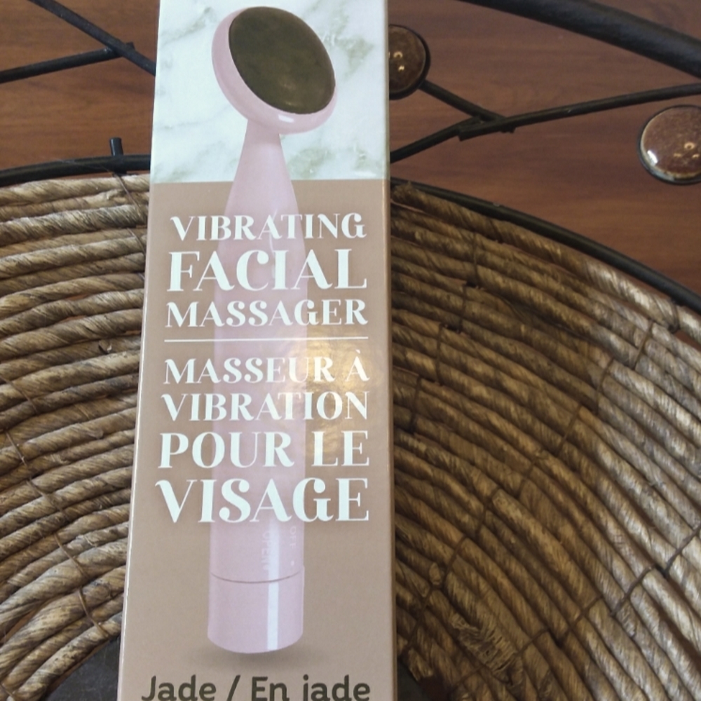Vibrating facial massager
